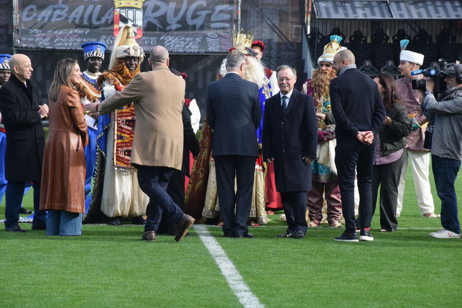 Los Reyes Magos aterrizan en el Alfonso Murube horas antes de la cabalgata