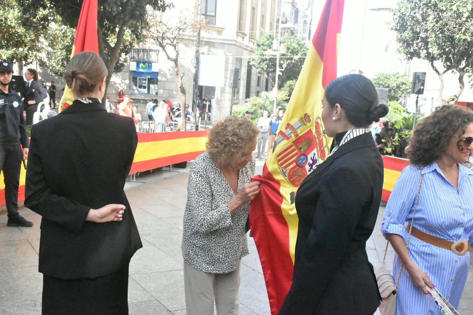 Multitud de ceutíes juran bandera de manera simbólica para mostrar su pertenencia a España