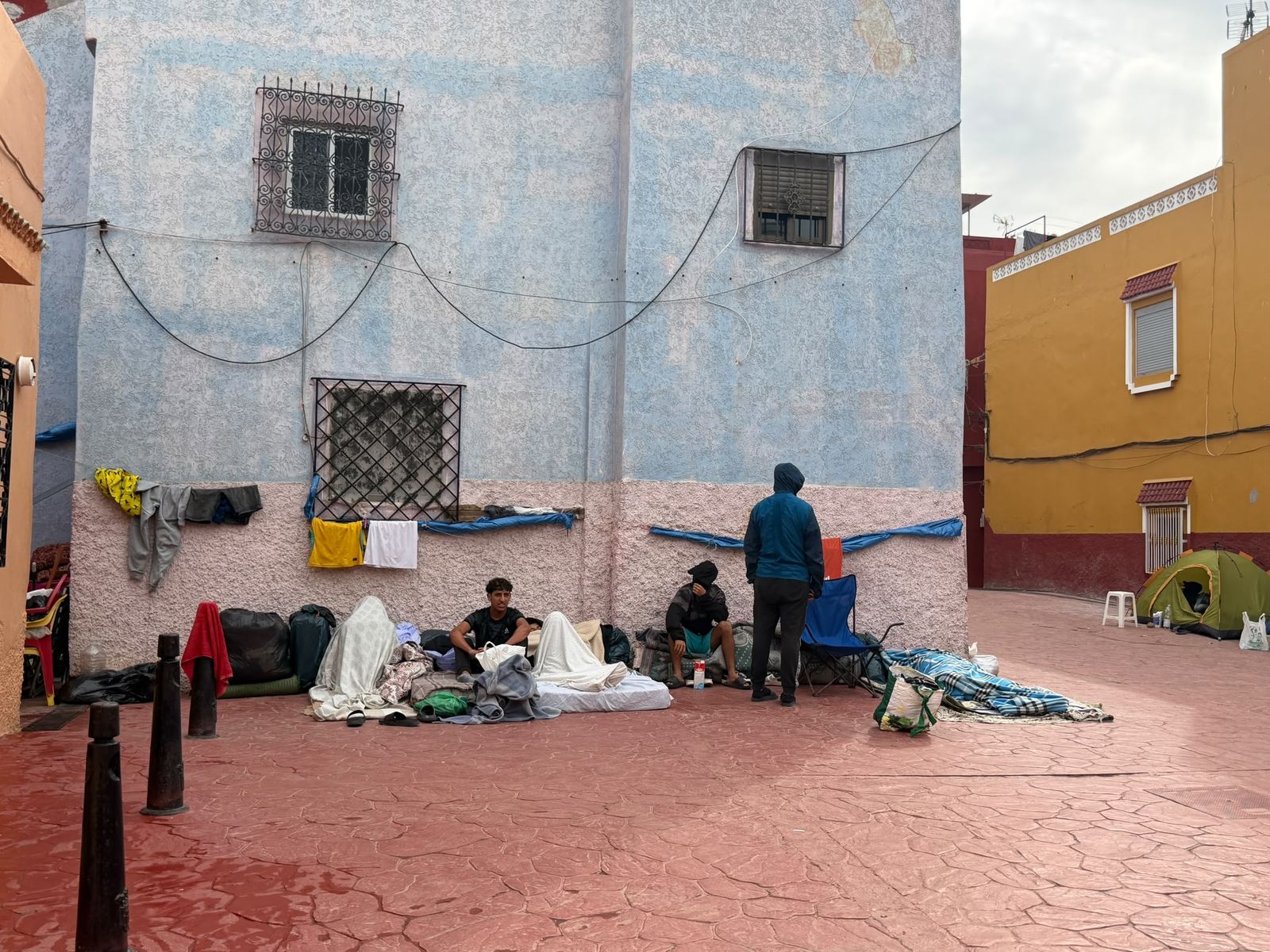 Los Rosales estalla tras 70 días de abandono y exige una solución para los migrantes que siguen en sus calles