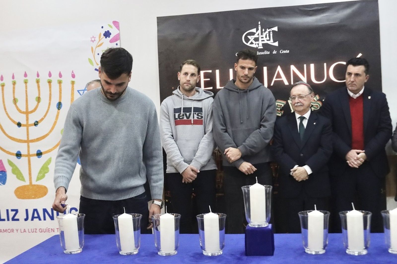 El alumbrado especial anuncia el inicio de la fiesta de las luces judía