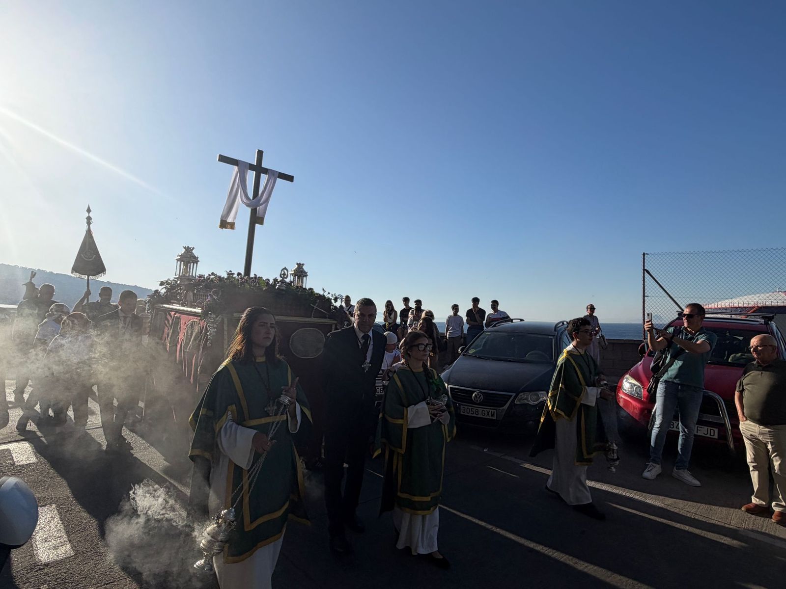 Emotiva procesión de la Cruz de Mayo de Parques de Ceuta por la barriada