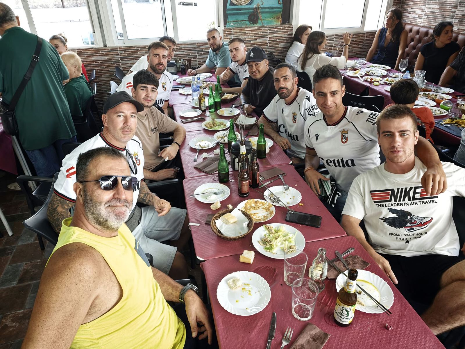 Aficionados en la previa del partido ante el Sabadell