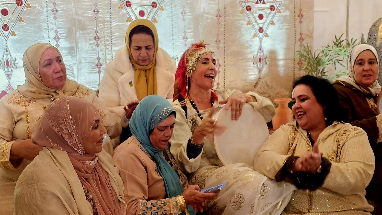 Mujeres cantando y vestidas de forma tradicional