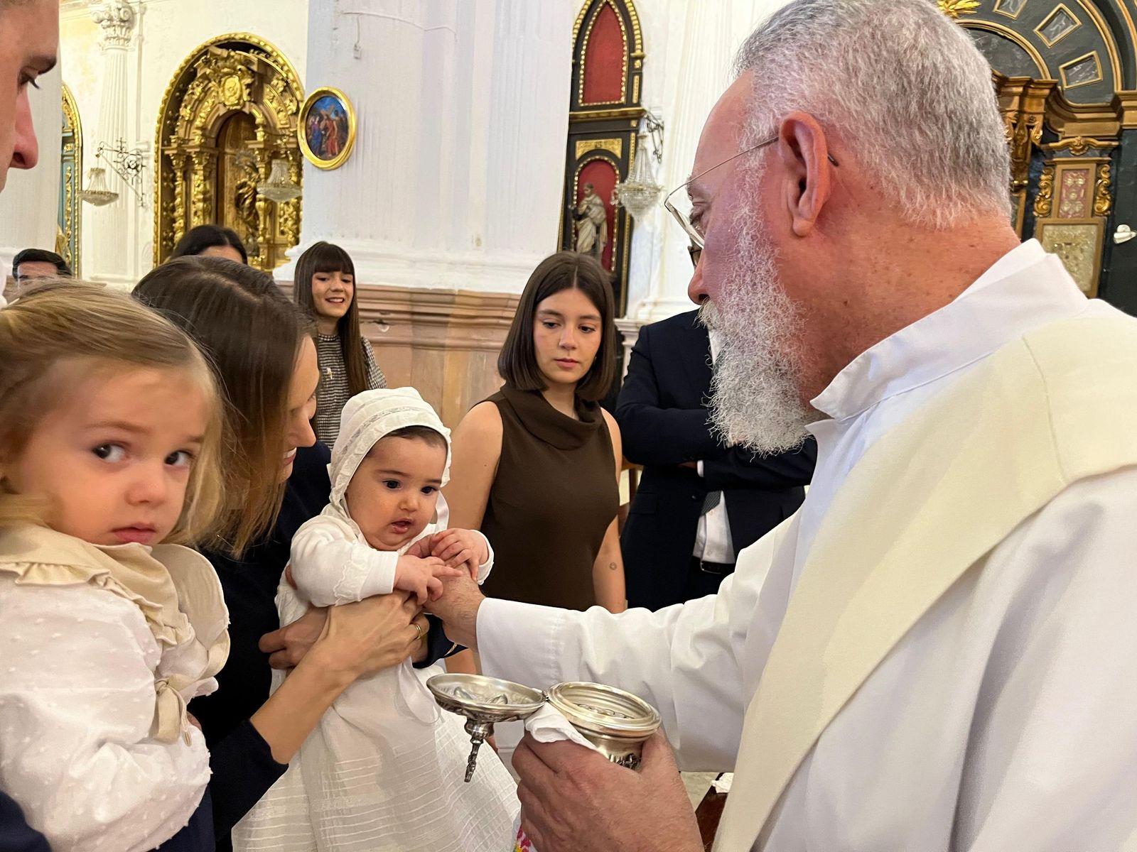 Carmen recibe el Sacramento del Bautismo en el Santuario