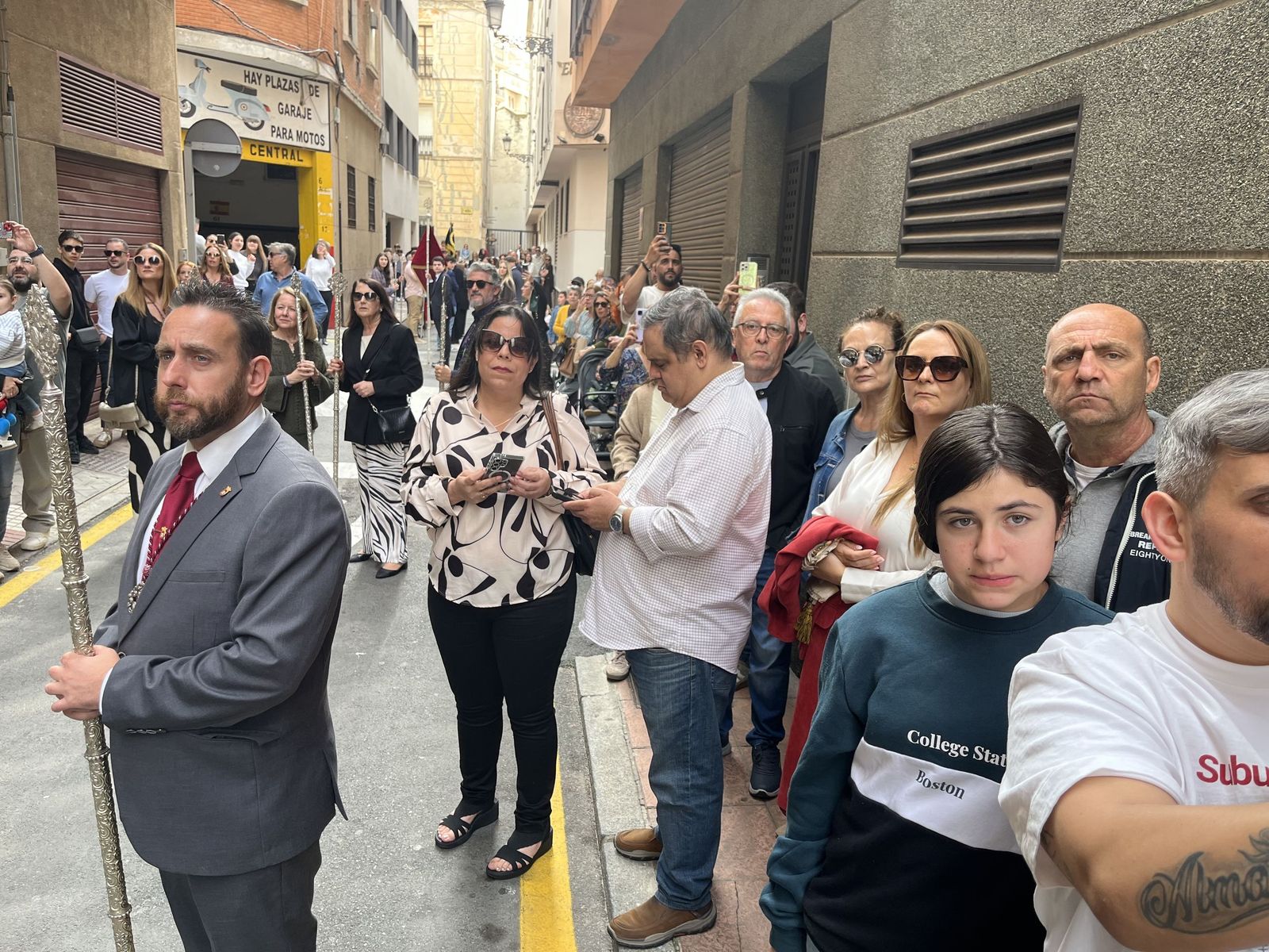 Ceuta acompaña a la Cruz de Mayo de La Flagelación en su primera salida con costaleros