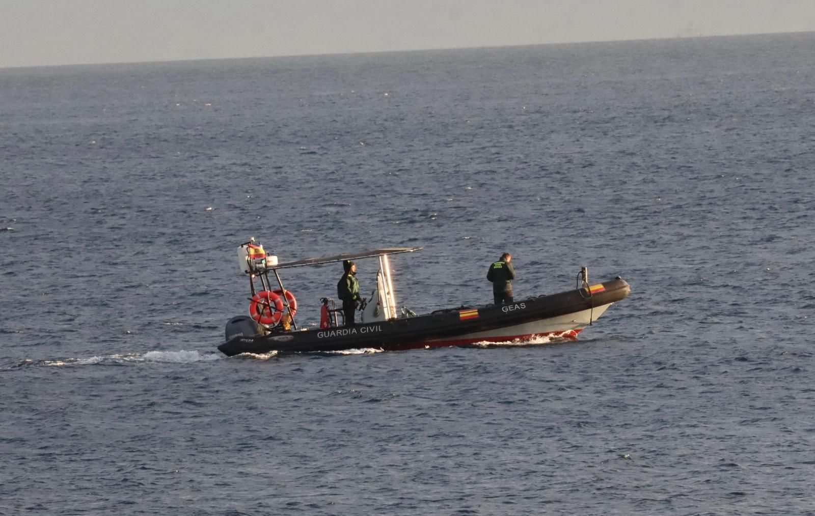 Los equipos de emergencia vuelven a rastrear la bahía norte de Ceuta después de una madrugada de búsqueda sin resultados positivos.
