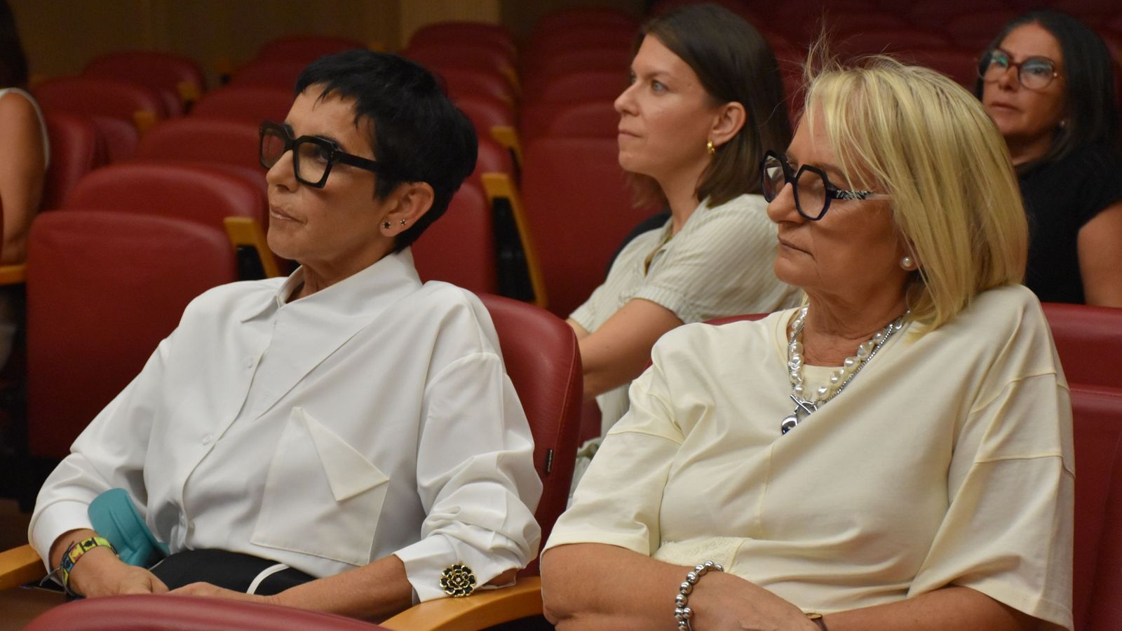 La farmacéutica Beatriz Ferrón (a la izquierda) y, tras ella, la médica de Salud Pública Isabel Espejo