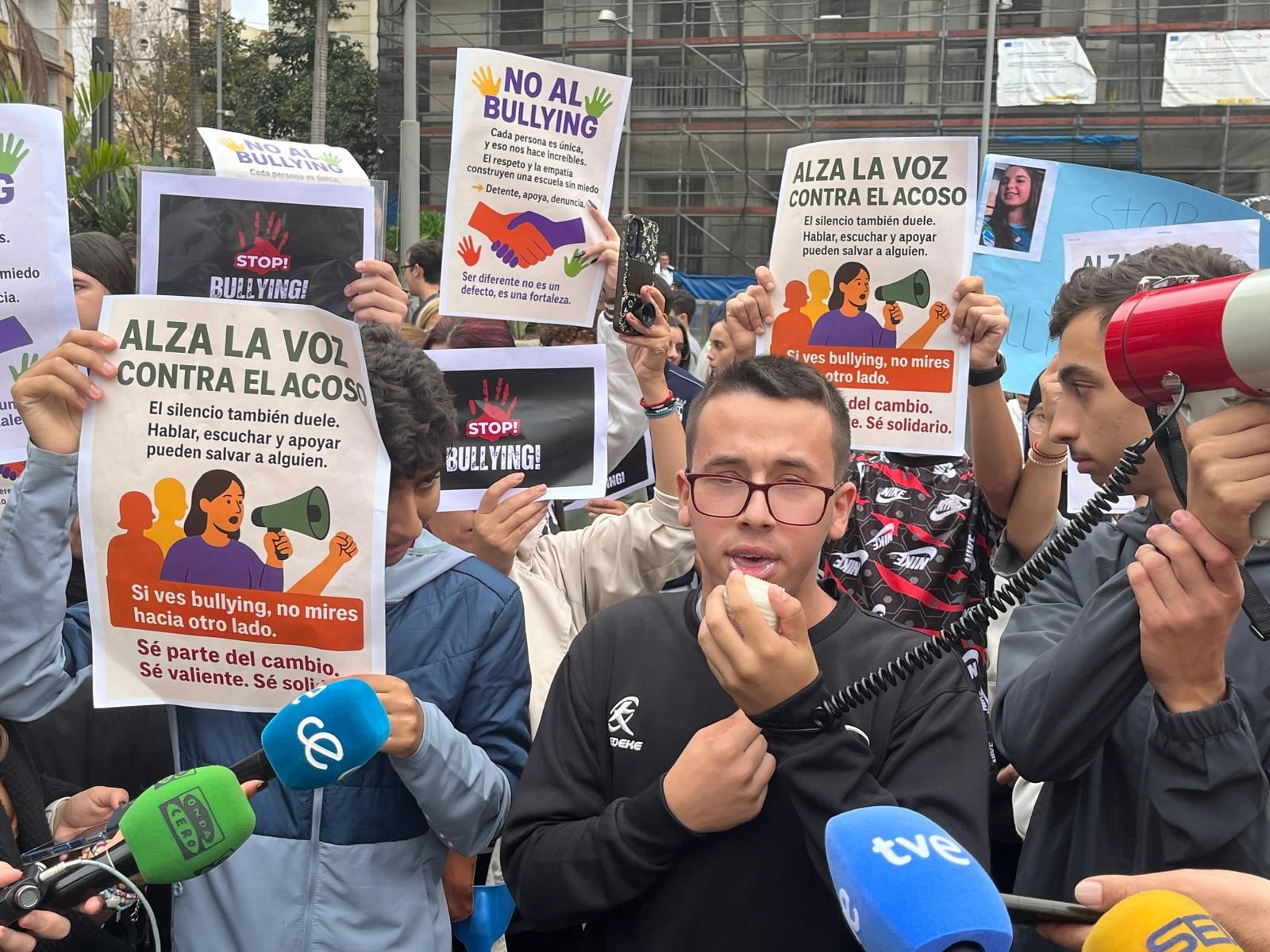 Adil Hamed leyendo el manifiesto contra el bullying Adil Hamed leyendo el manifiesto contra el bullying