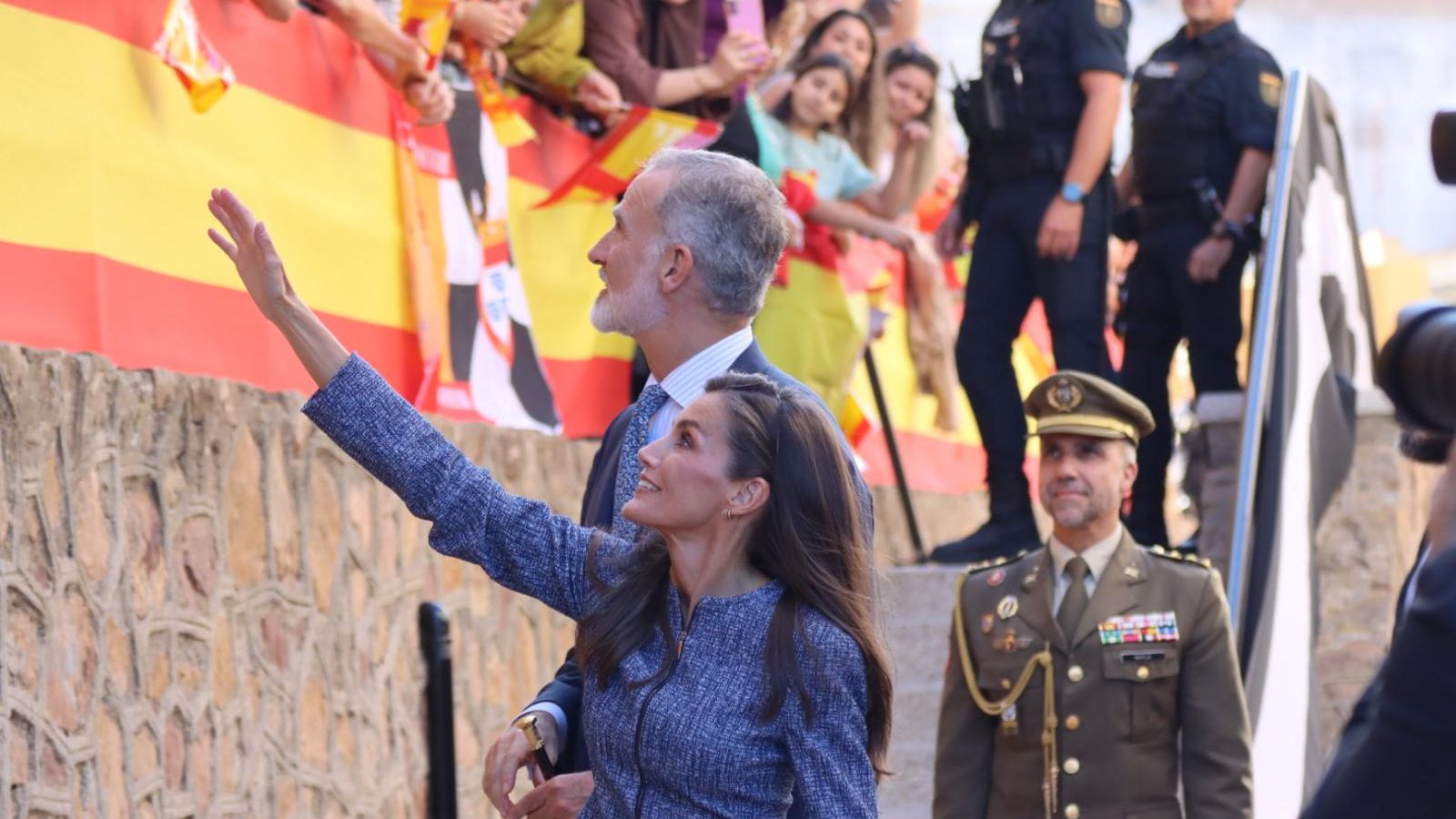 Los Reyes de España mostraron su cercanía con los vecinos de Manzanera