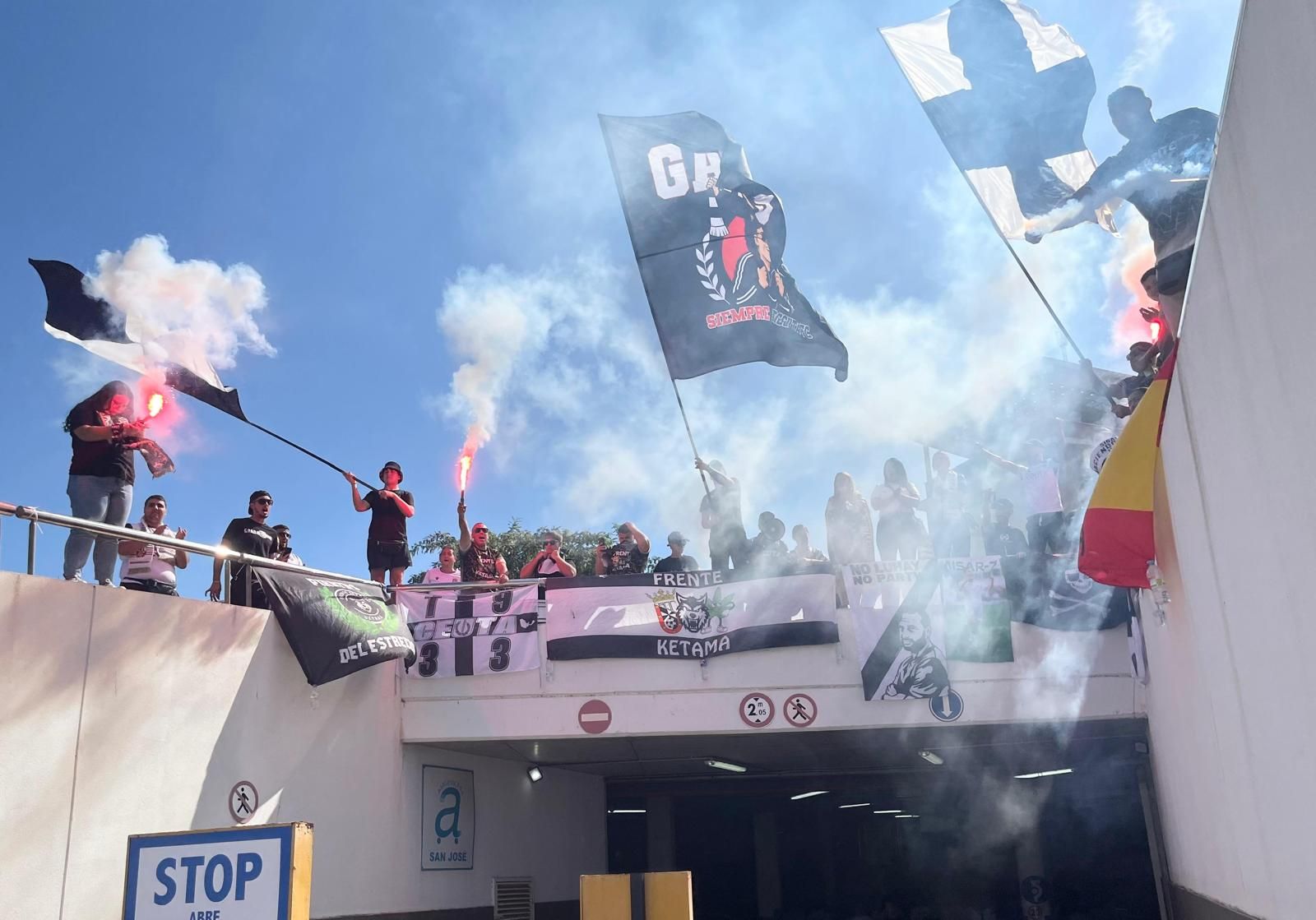 FOTOGALERÍA | Los jugadores de la AD Ceuta llegan Murube para recibir al Mirandés