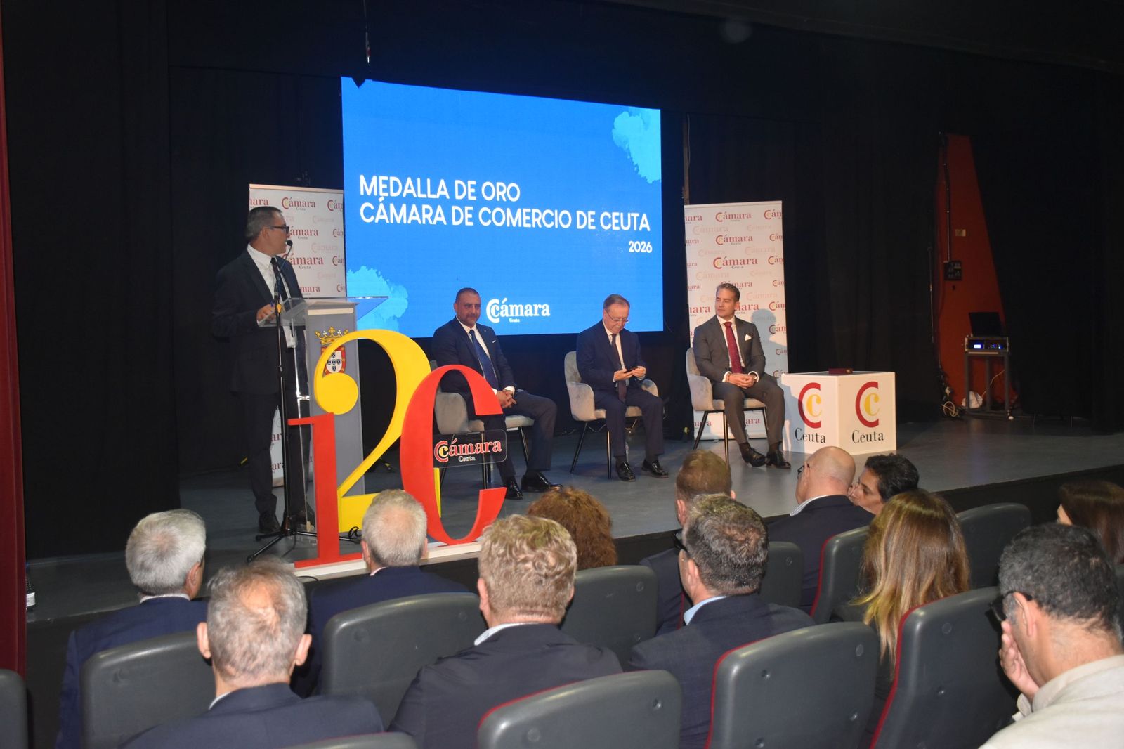 Luhay Hamido recibe la Medalla de Oro de la Cámara por su compromiso con el deporte ceutí