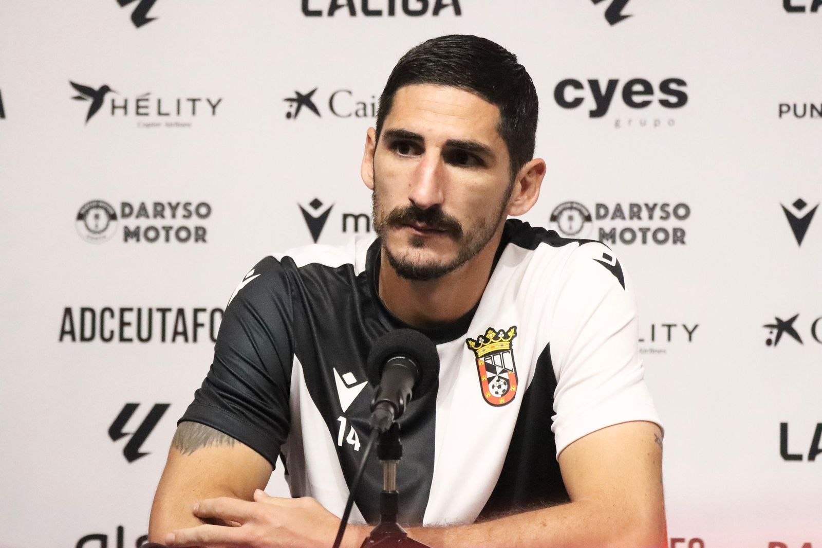 El centrocampista de la AD Ceuta, Yann Bodiger, destacó este sábado que la victoria por 1-0 frente al Burgos CF confirma “la buena línea de trabajo” del equipo