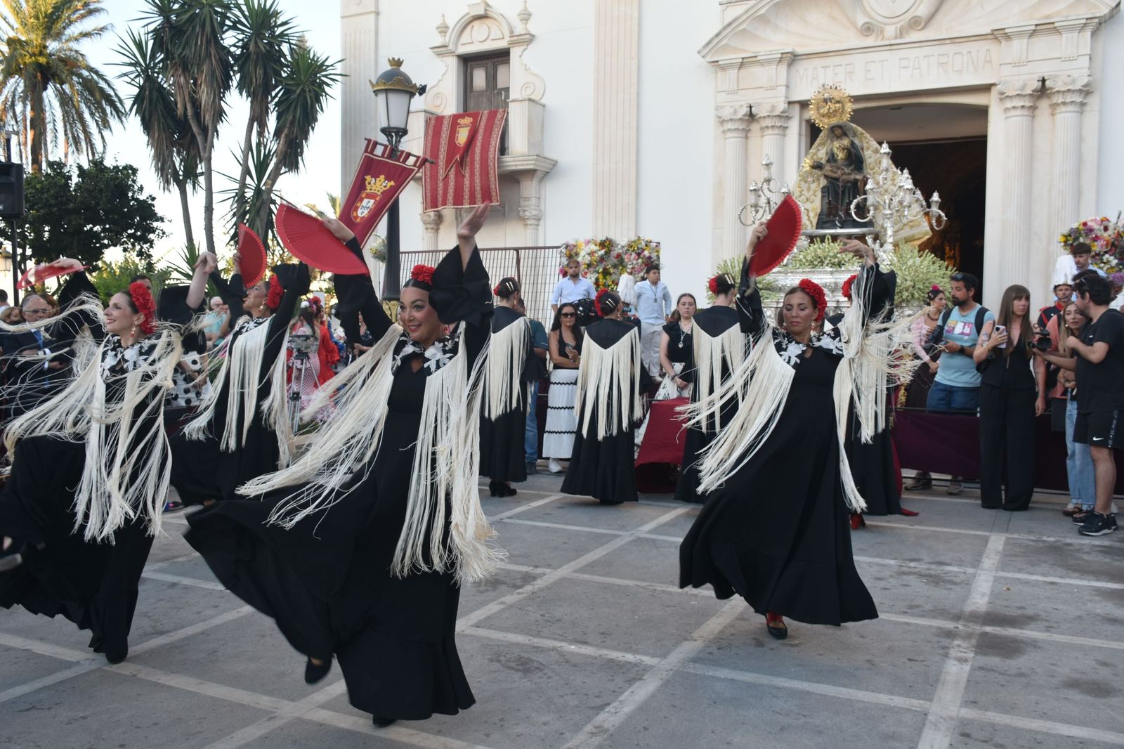 Los ceutíes vuelven a encontrarse con su Madre entre flores, esperanza y lágrimas contenidas