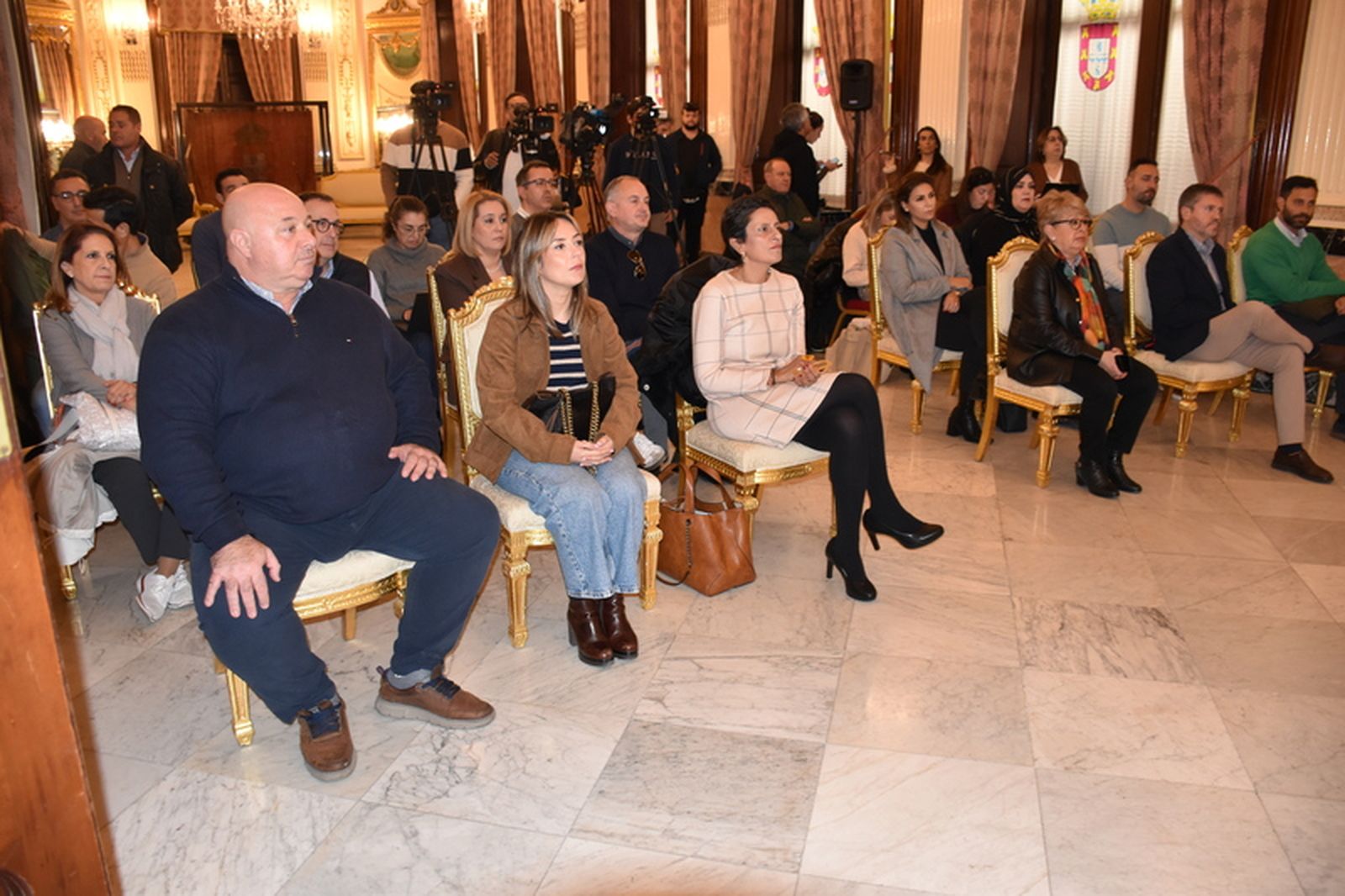 buena asistencia.- Consejeros de la Asamblea, directores generales, y medios de comunicación que asistieron a la conferencia de prensa que dio el presidente de la Ciudad, Juan Vivas. El tema más importante a tratar fue la aduana comercial, d