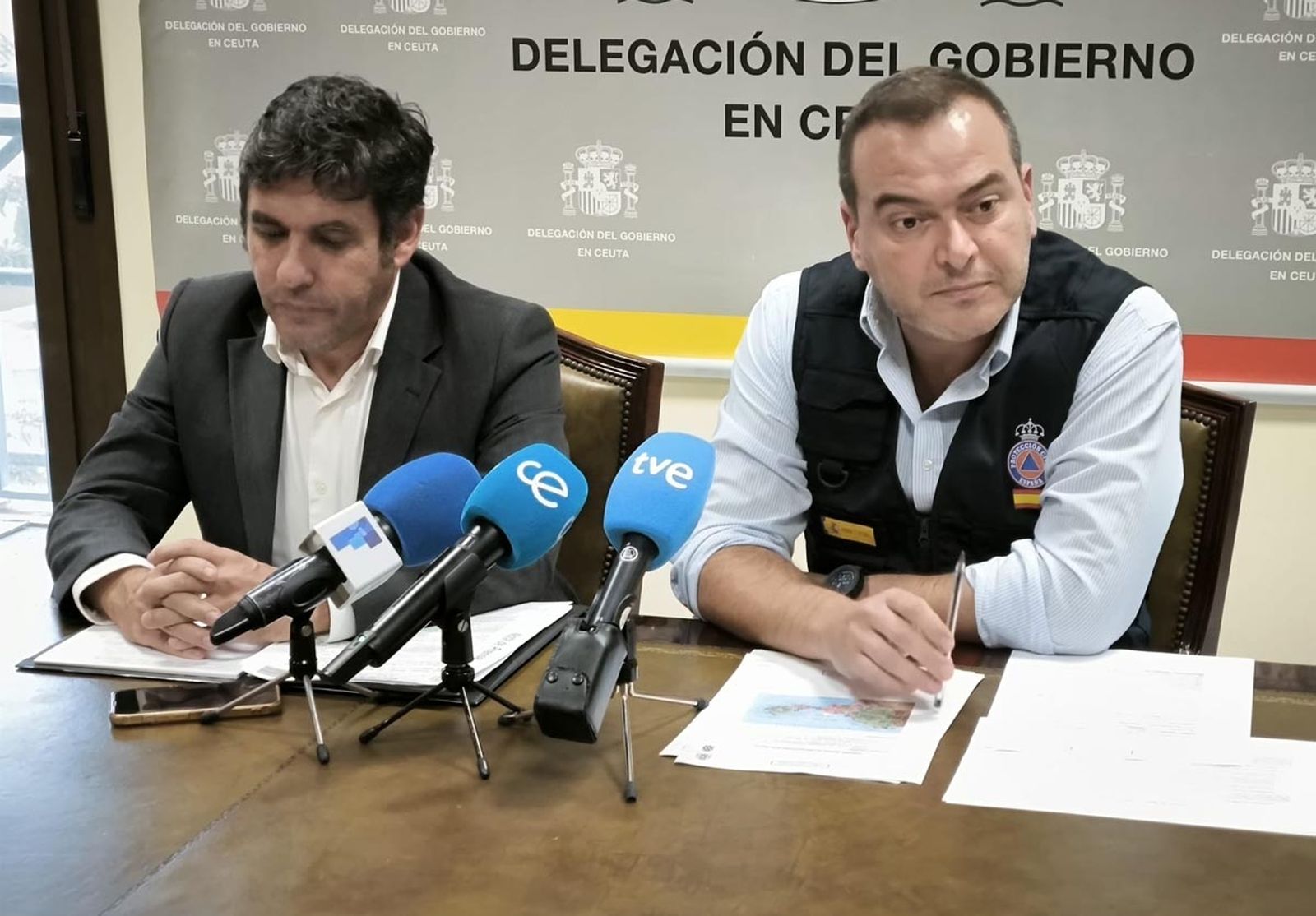 Alfonso Conejo (izquierda) y Gonzalo Sanz, durante la rueda de prensa ofrecida hoy en la Delegación del Gobierno