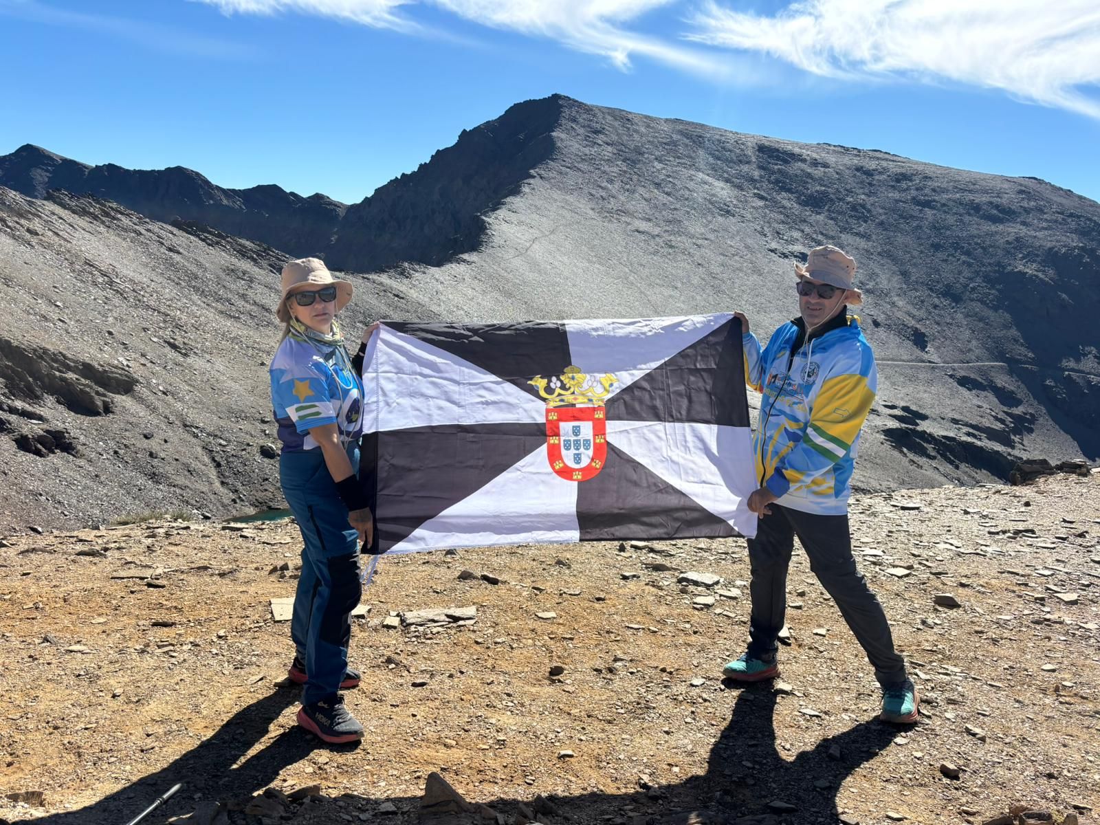 La bandera de Ceuta, en la cima del Mulhacén en apoyo a sus ciudadanos