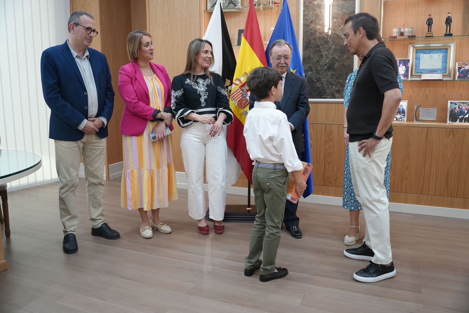 Vivas recibe a Manuel Santiago Siles, ganador del concurso escolar ¿Qué es un Rey para ti?