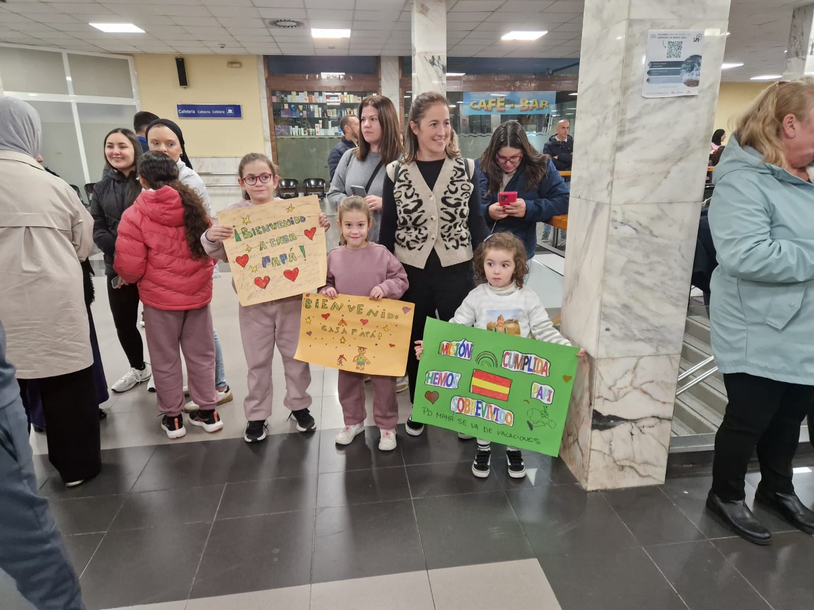 FOTOGALERÍA | De Irak a los brazos de su gente: fotogalería del regreso de la COMGECEU