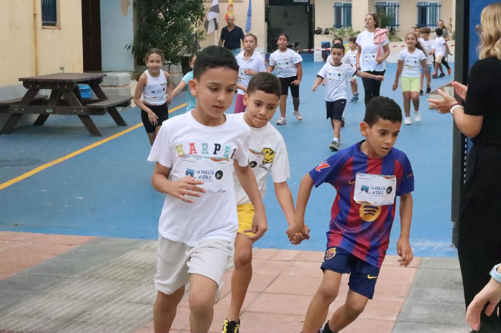 FOTOGALERÍA | Así vivieron “La Vuelta al Cole contra la leucemia infantil” en el CEIP Maestro José Acosta