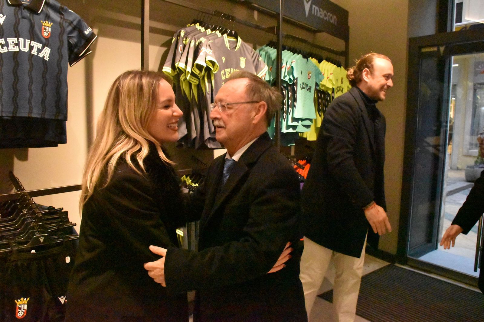 La AD Ceuta inaugura su nueva tienda con la presencia de Vivas y Luhay