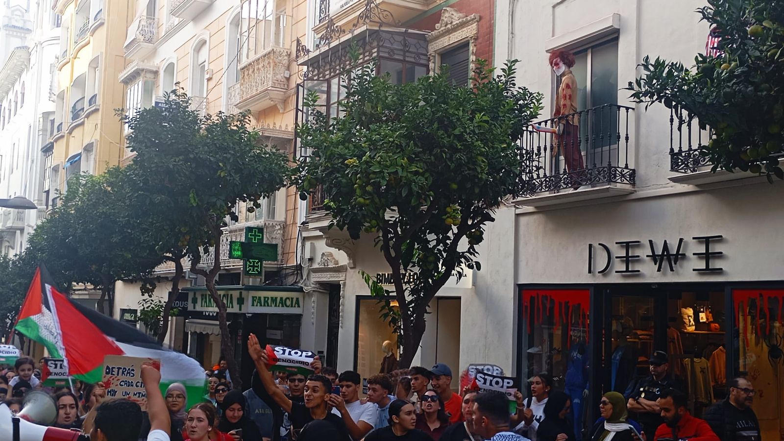 Los manifestantes, en el Revellín Los manifestantes, en el Revellín