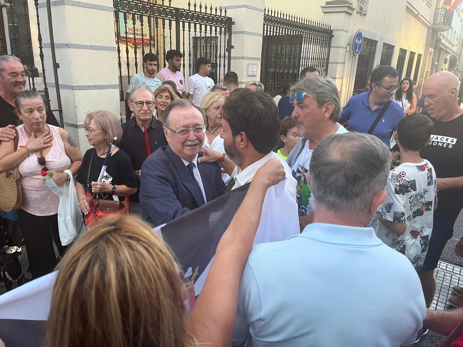 Vivas visita la Plaza de los Reyes, “un ejemplo de civismo de los ceutíes”