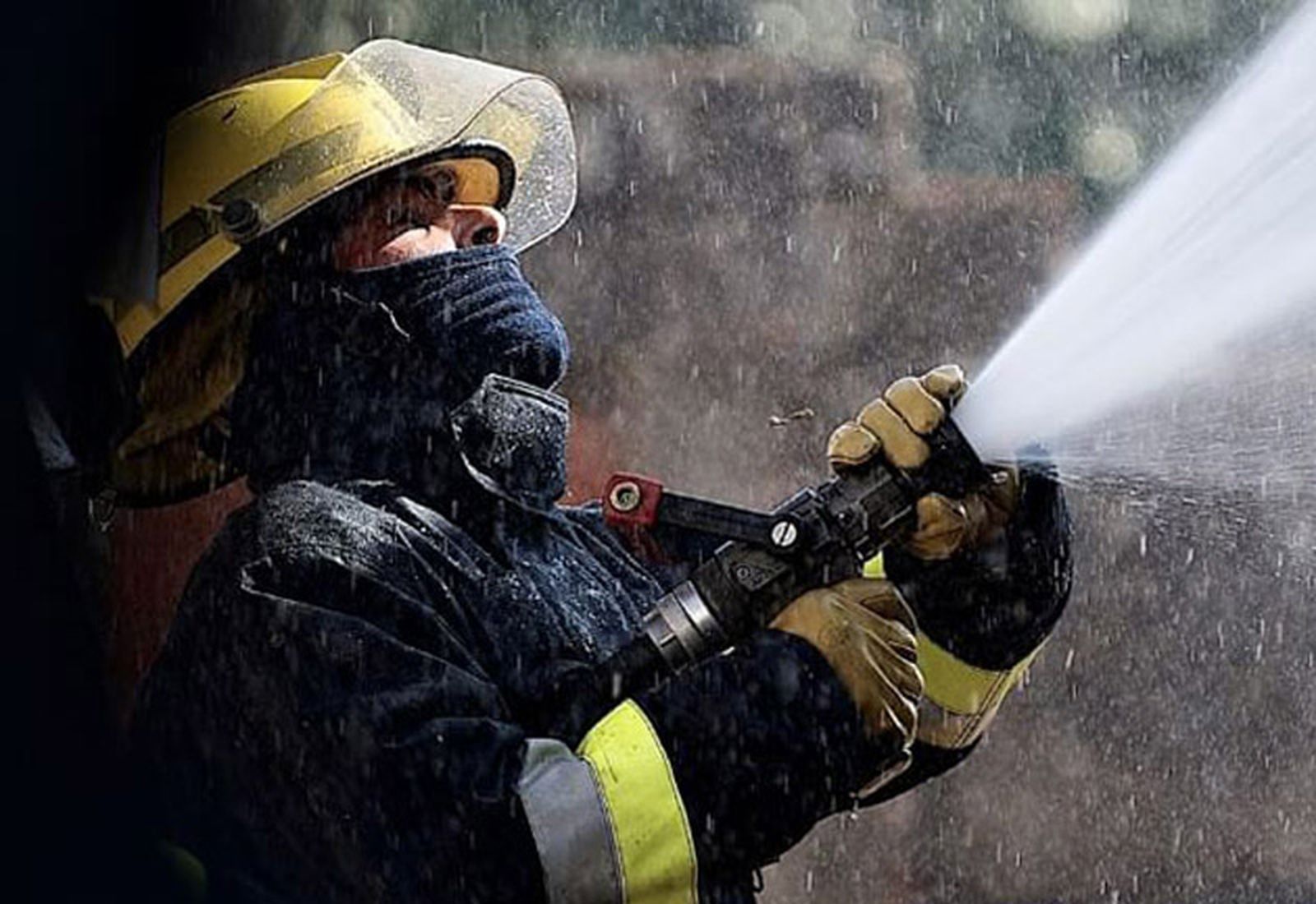 Bombero con una manguera.