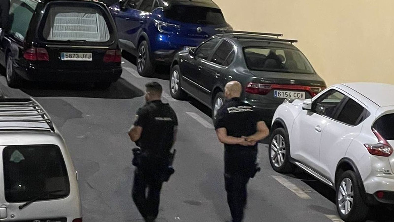 Polícias nacionales custodían el féretro del bebé ya fallecido en Alférez Provisional