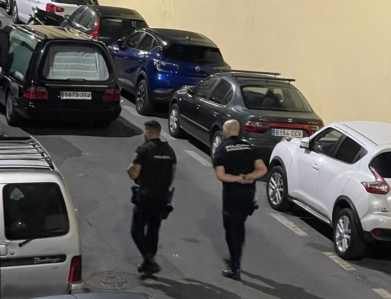 Polícias nacionales custodían el coche fúnebre en Alférez Provisional.