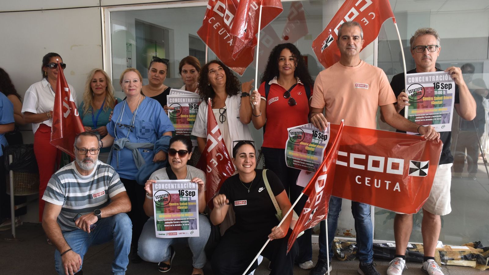 Sindicalistas de CCOO en la concentración celebrada en el Centro de Salud de Otero