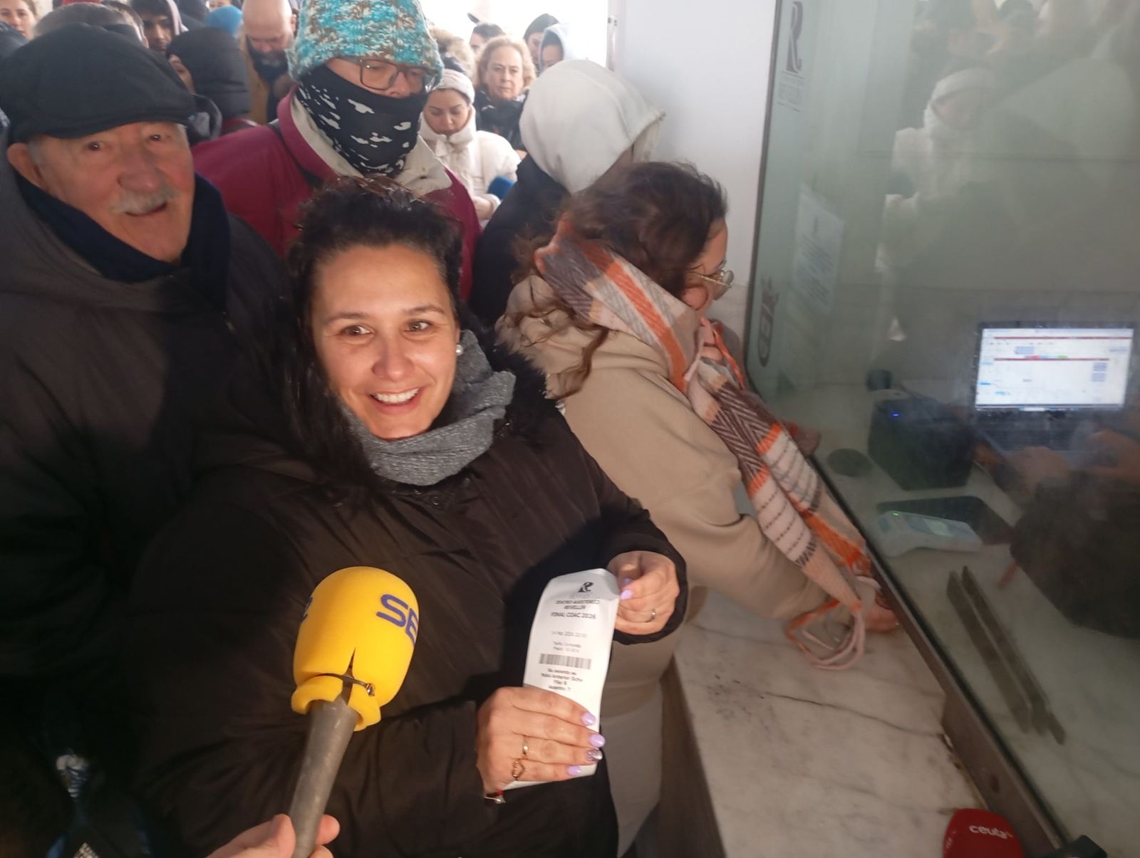 Gema muestra su entrada a los medios, tras horas en la cola