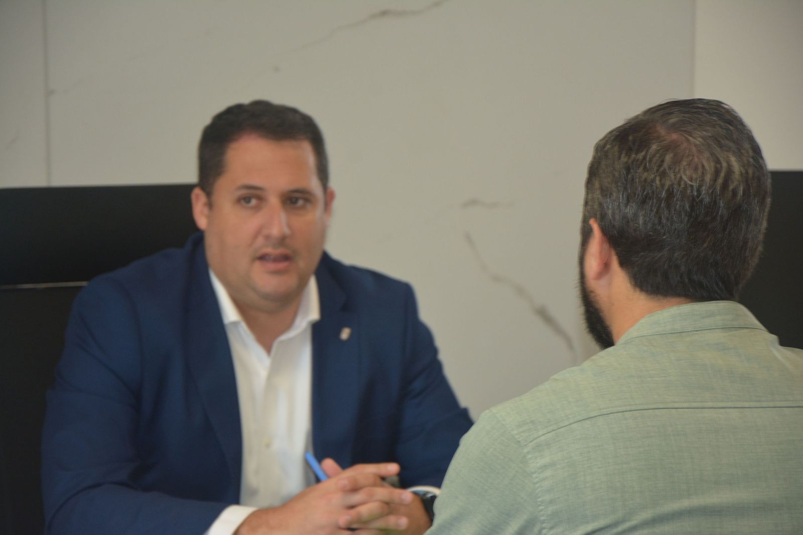 Alejandro Ramírez durante una entrevista con El Pueblo