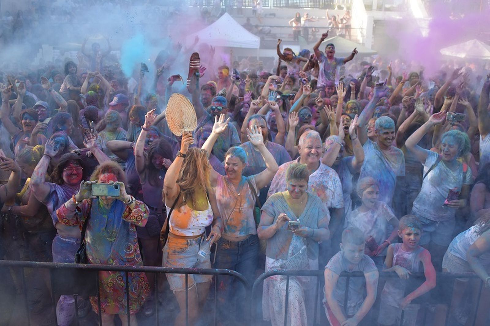 Gente celebrando el festival 'Holi' en el Auditorio de la Marina. / FOTO EL PUEBLO