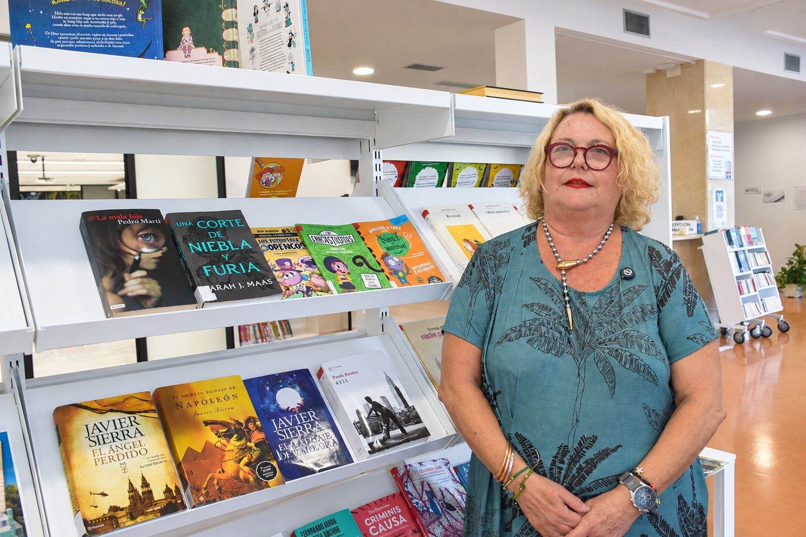 La coordinadora de la Biblioteca del Morro, Yolanda Carbonell, posa con las recomendaciones literarias de la semana
