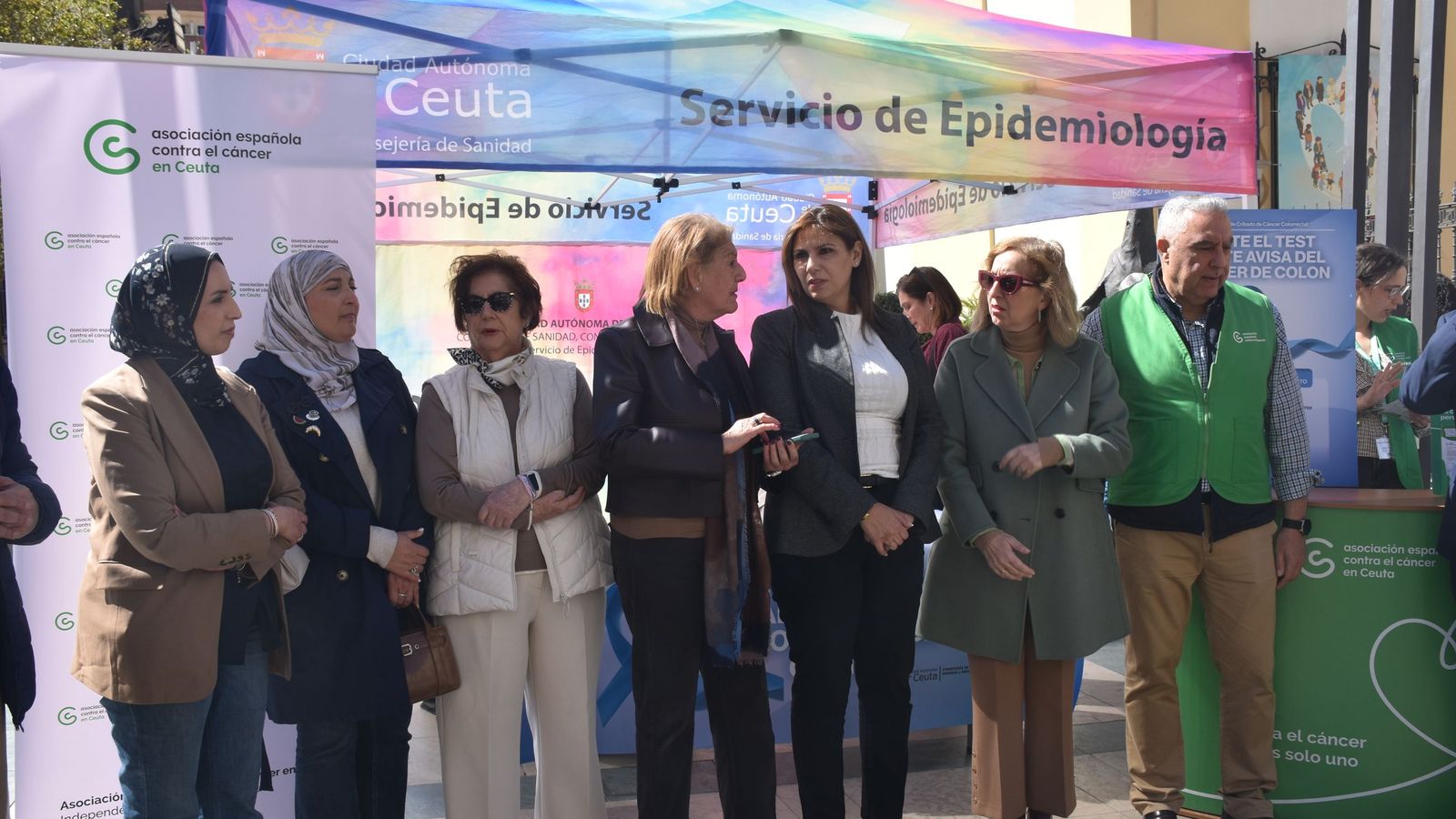 Stand de la AECC en la Plaza de los Reyes con motivo del Día Mundial del Cáncer de Colon