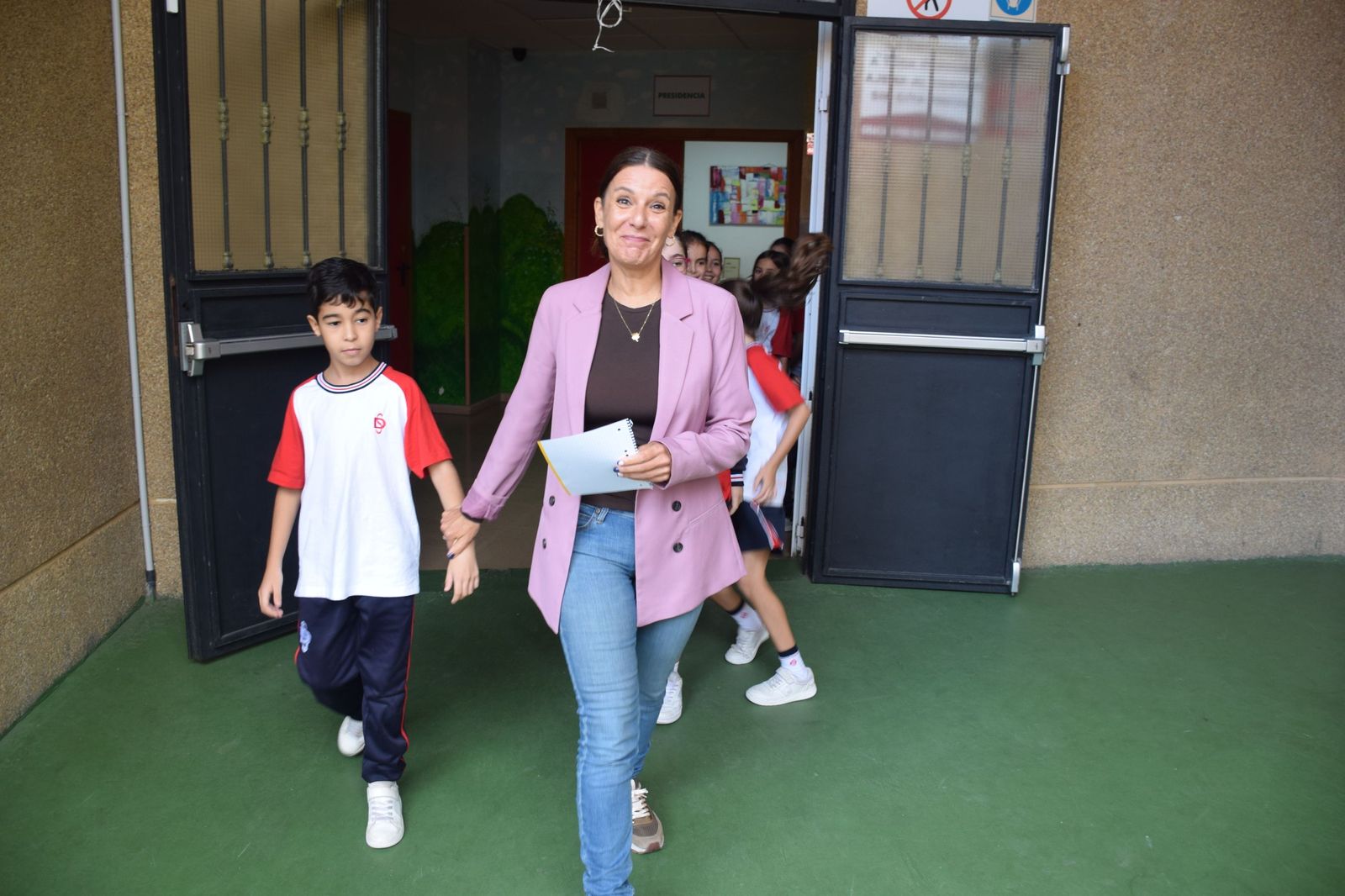 FOTOGALERÍA | El Castañero visita el Colegio San Daniel para 'encender' la tradición de La Mochila