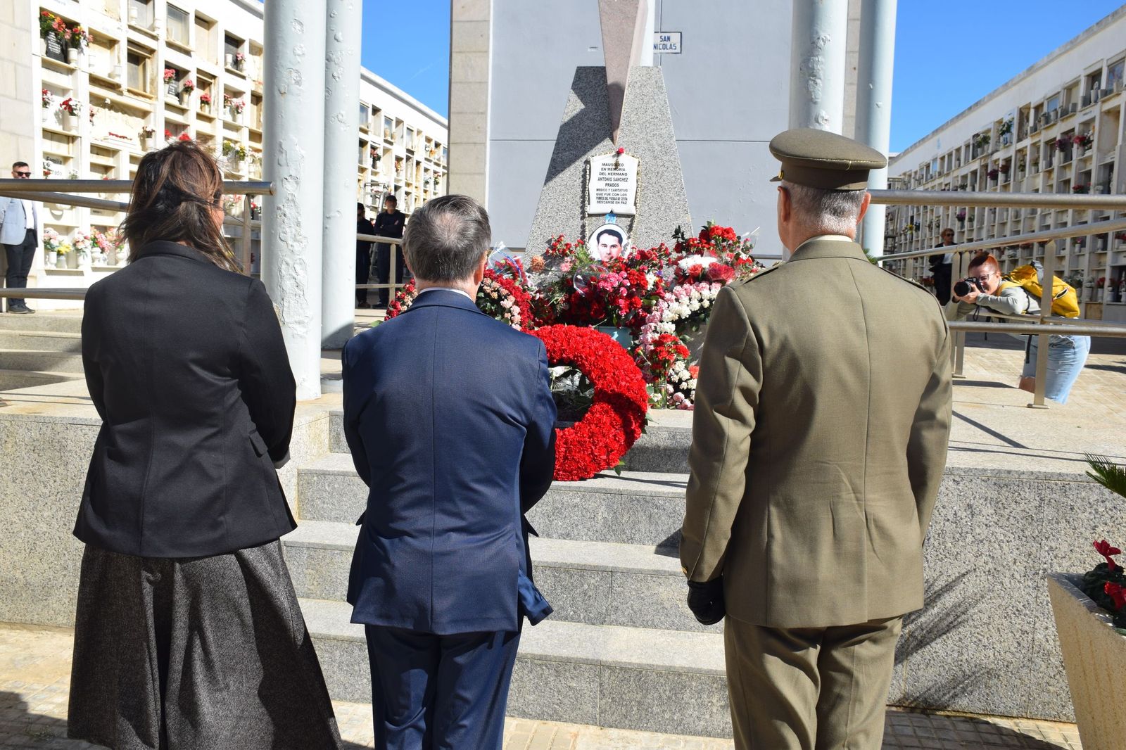 Flores en la tumba del alcalde Sánchez Prado