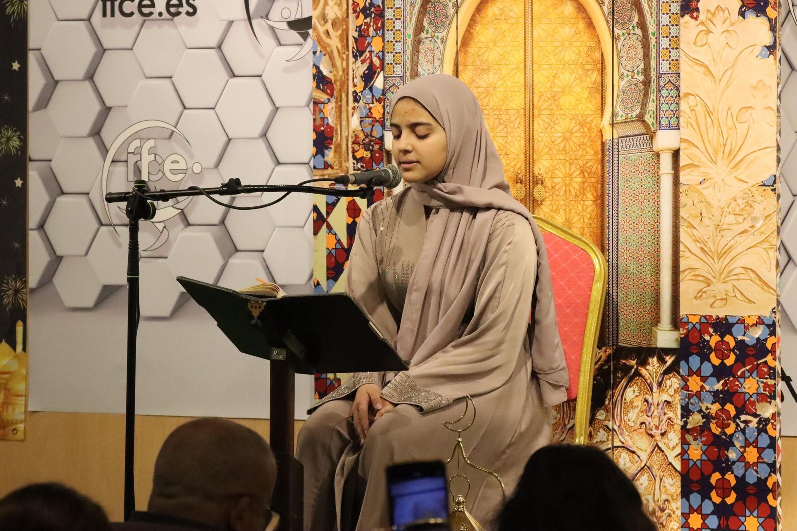 El alumnado de Al Idrissi recita el Corán en taywid en el salón de actos de la RFFCE