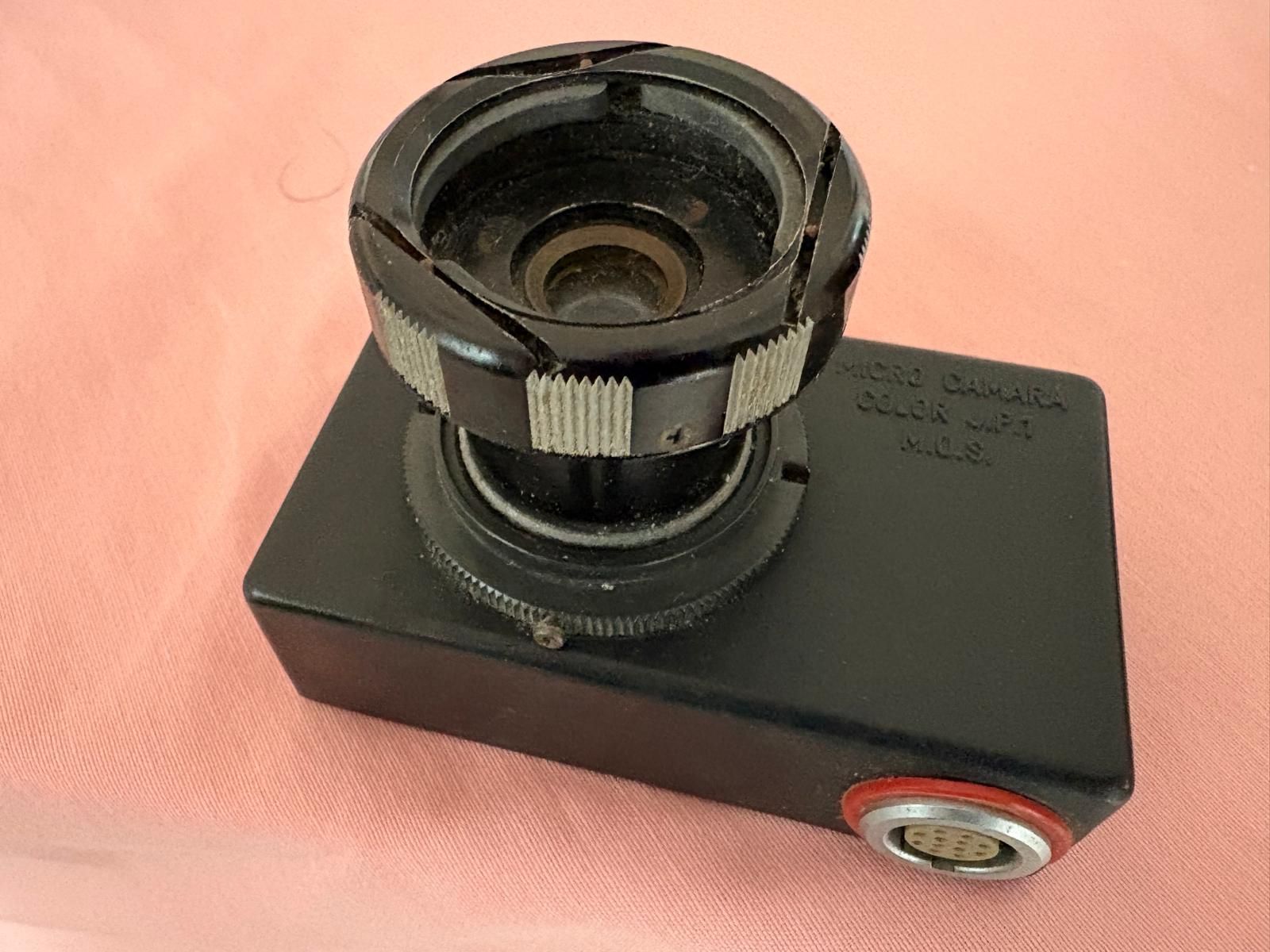 La primera cámara laparoscópica con la que trabajó el cirujano José Muñoz Espejo, que aún la conserva en su casa