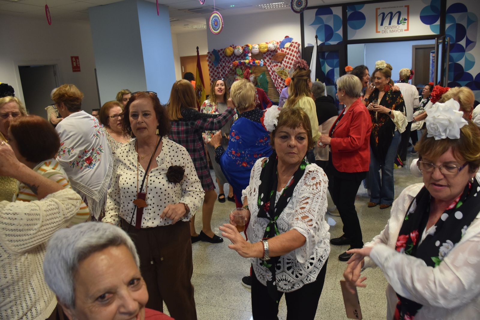 Las mujeres del Centro del Mayor celebran sus Cruces de Mayo