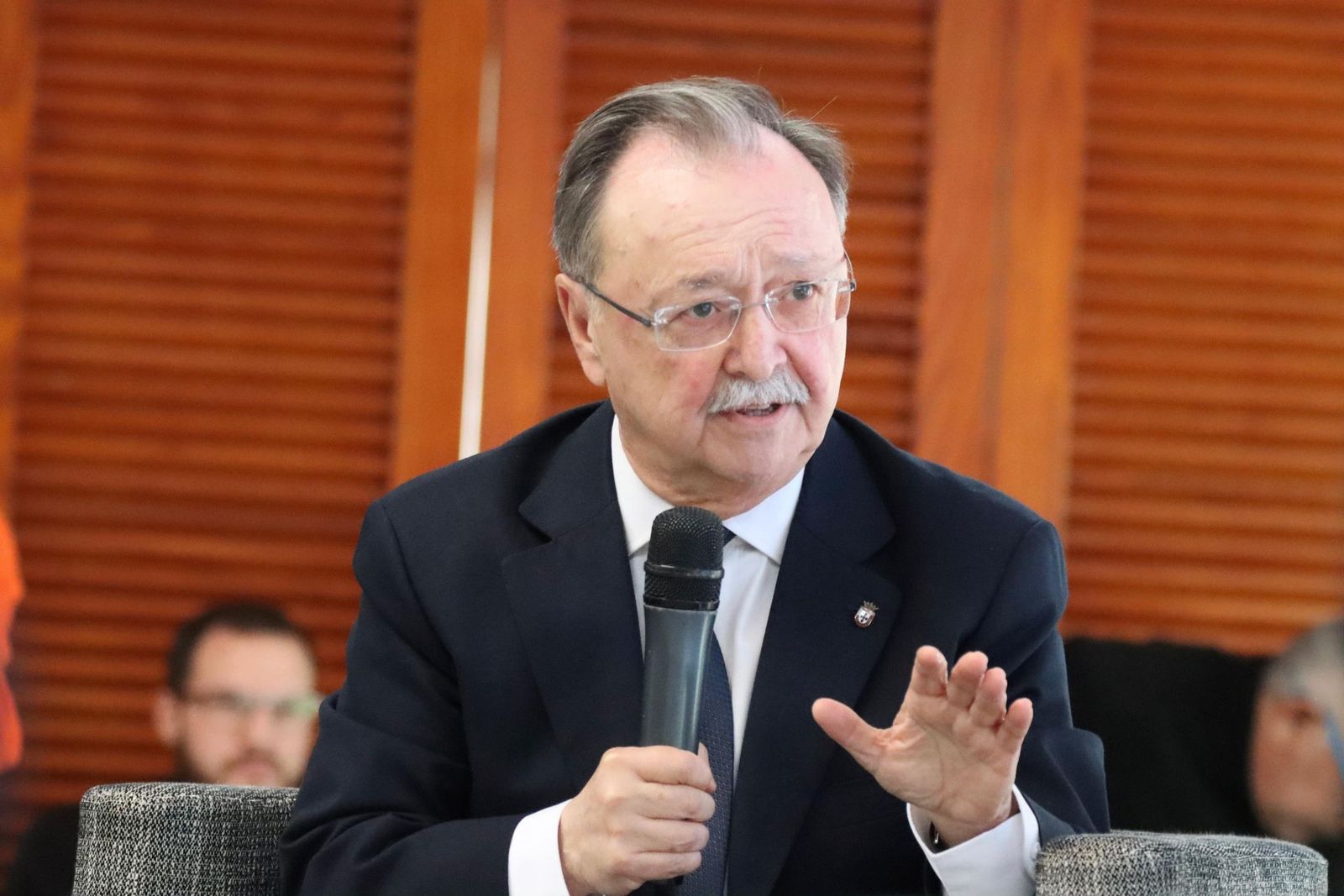 El presidente de Ceuta, Juan Vivas, durante la ronda de preguntas de la prensa en el acto por el 25 aniversario de su gobierno