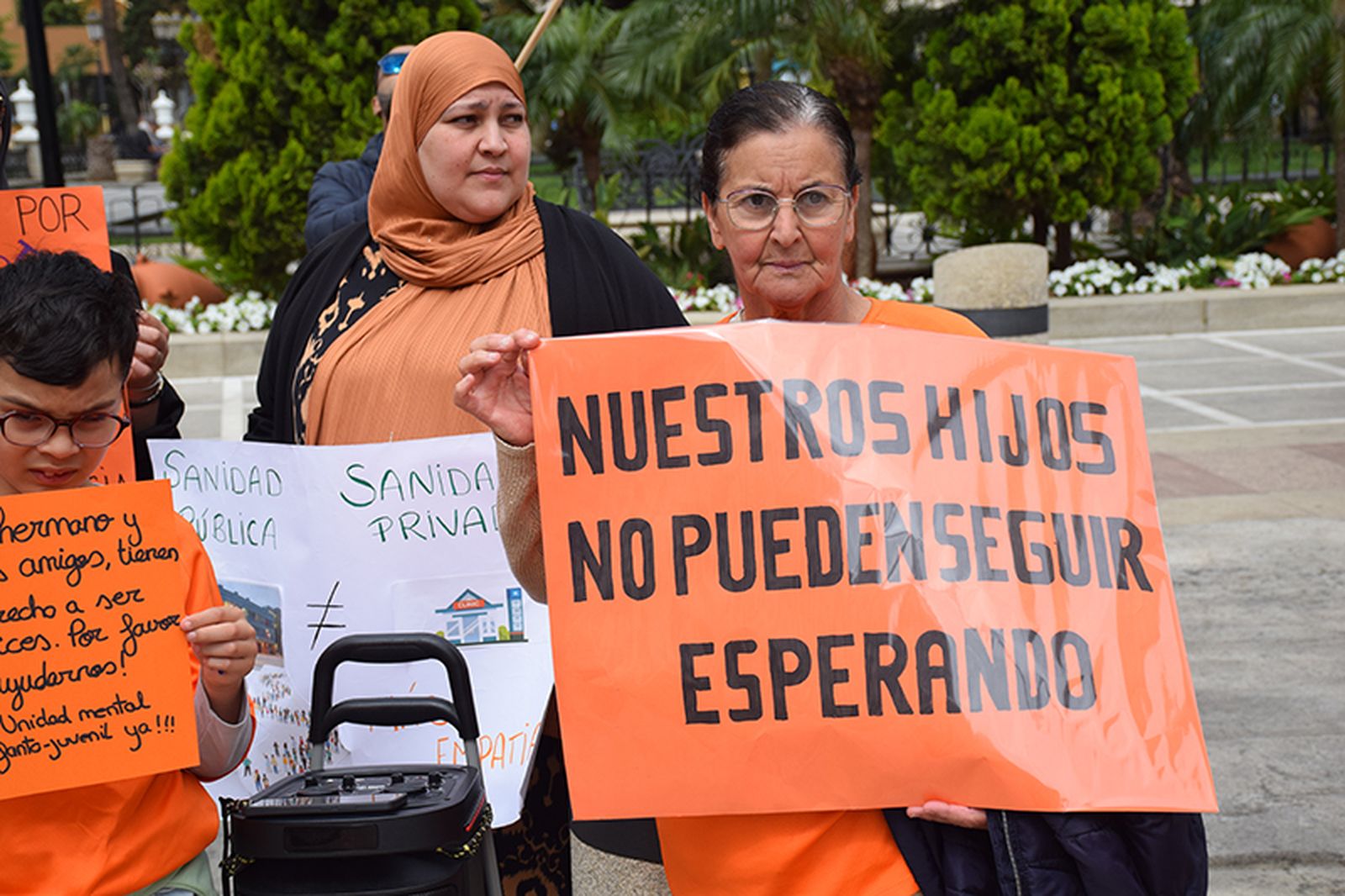 Familiares de pacientes con TDAH, ayer en la Plaza de África/FOTO NICOL'S
