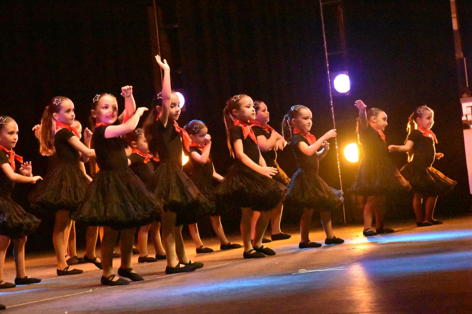 Más de cien bailarinas convierten el Revellín en un escenario de emoción y talento