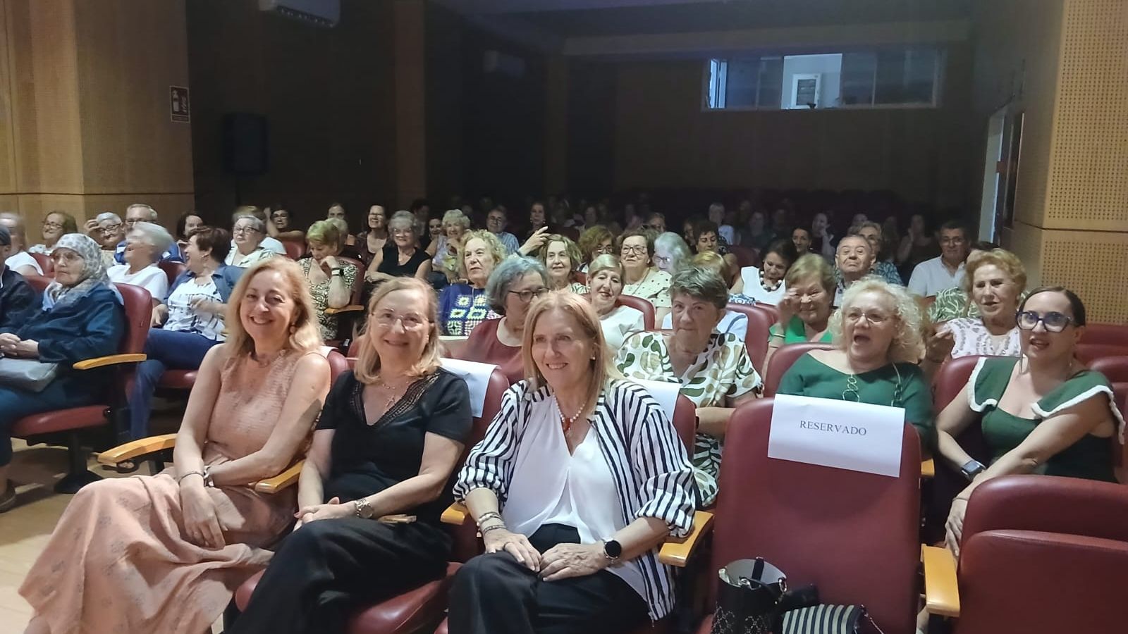 El Centro del Mayor clausura sus talleres con un aclamado concierto de ‘Chiki’