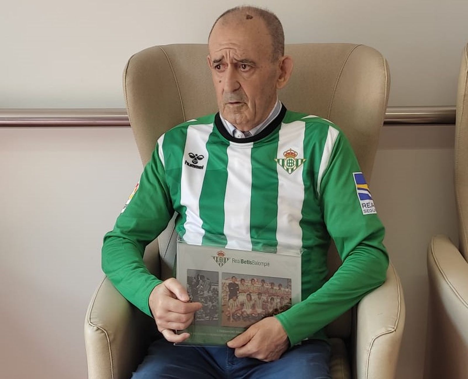 Aramburu recibió hace 2 años un homenaje del Real Betis Aramburu recibió hace 2 años un homenaje del Real Betis
