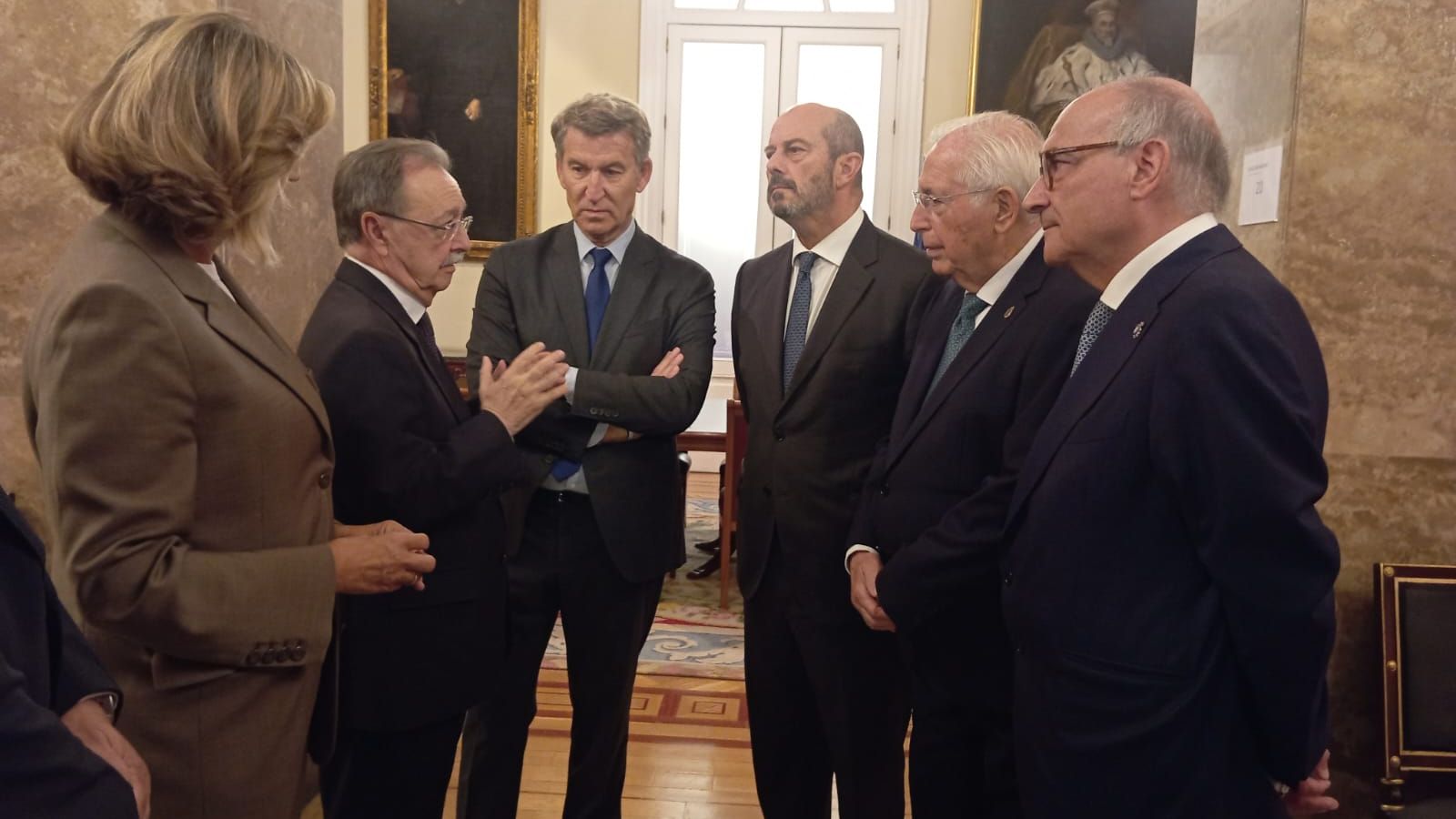 Uno de los corrillos en la entrega de las Medallas