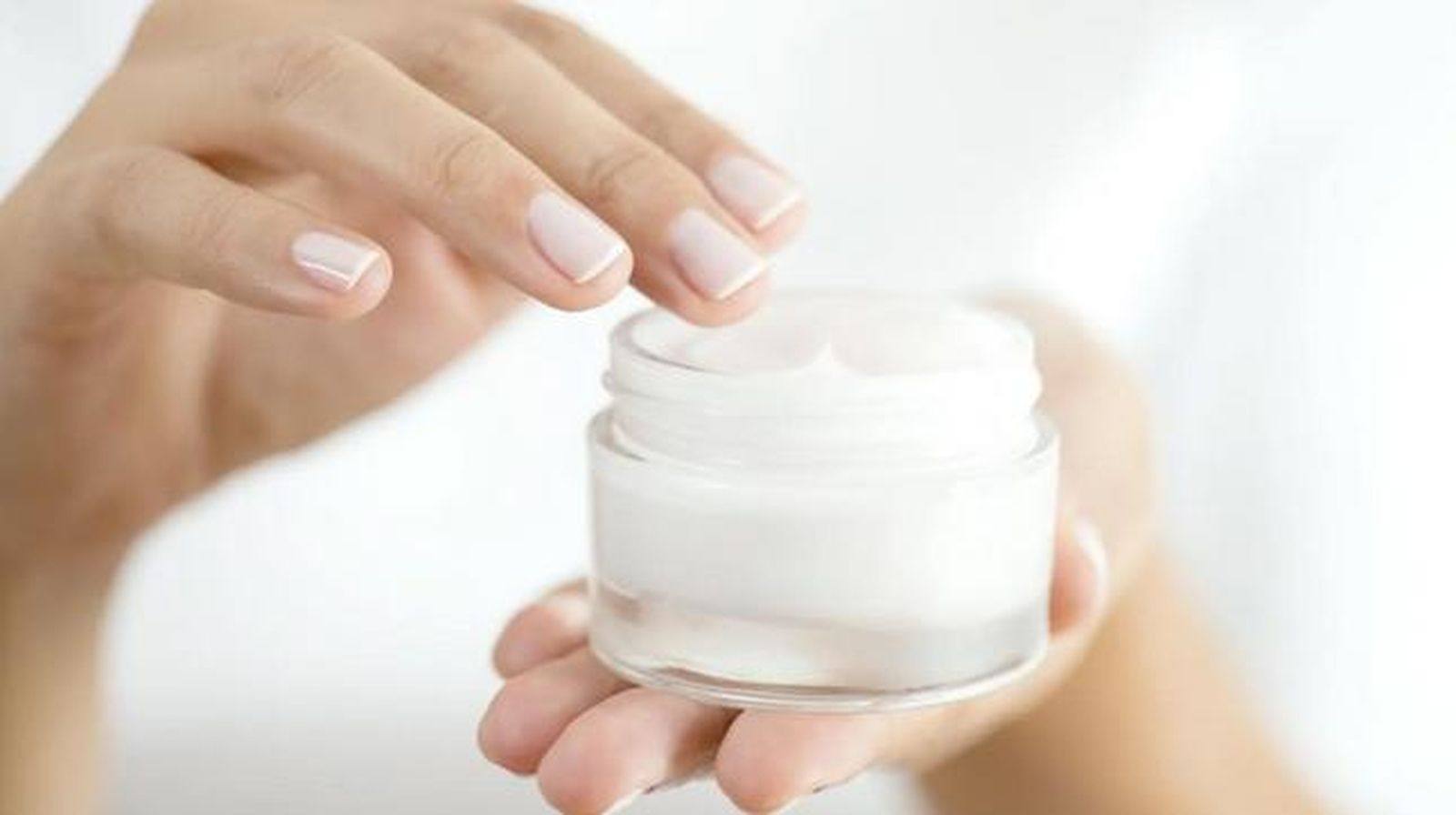 Un técnico de la AEMPS retira del mercado lotes de cosméticos tras detectar riesgos químicos y microbiológicos que podrían afectar la salud de los consumidores.