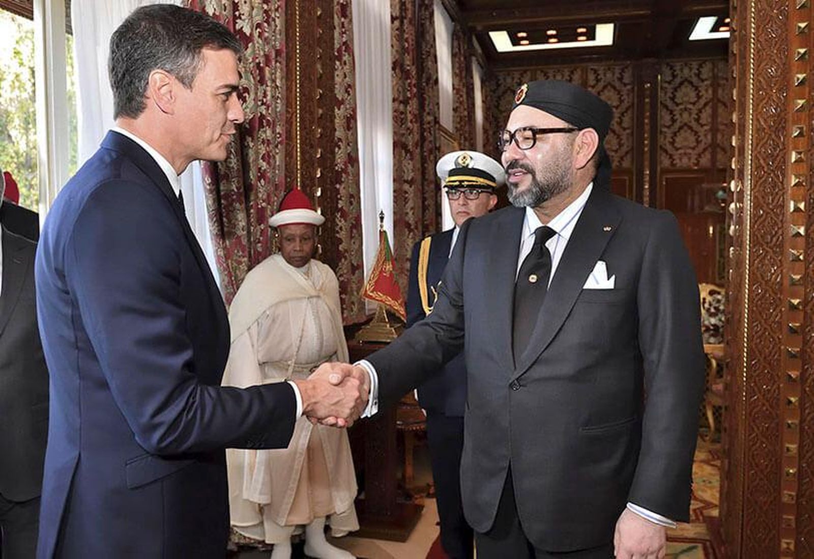 El presidente del Gobierno, Pedro Sánchez, durante una visita Marruecos saludando al rey Mohamed VI