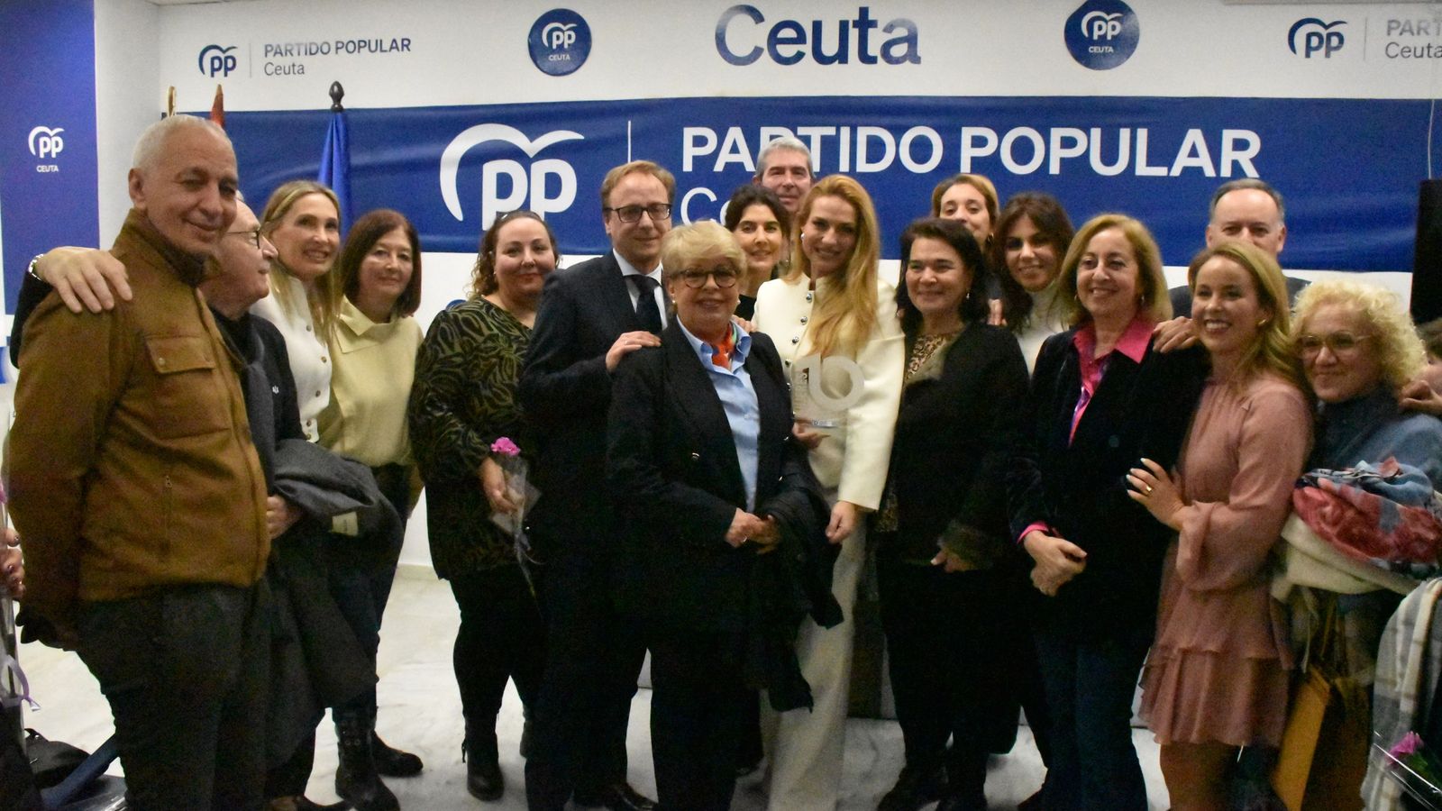 Acto de entrega del Premio Mujer 10 del PP a Nazaret Compaz
