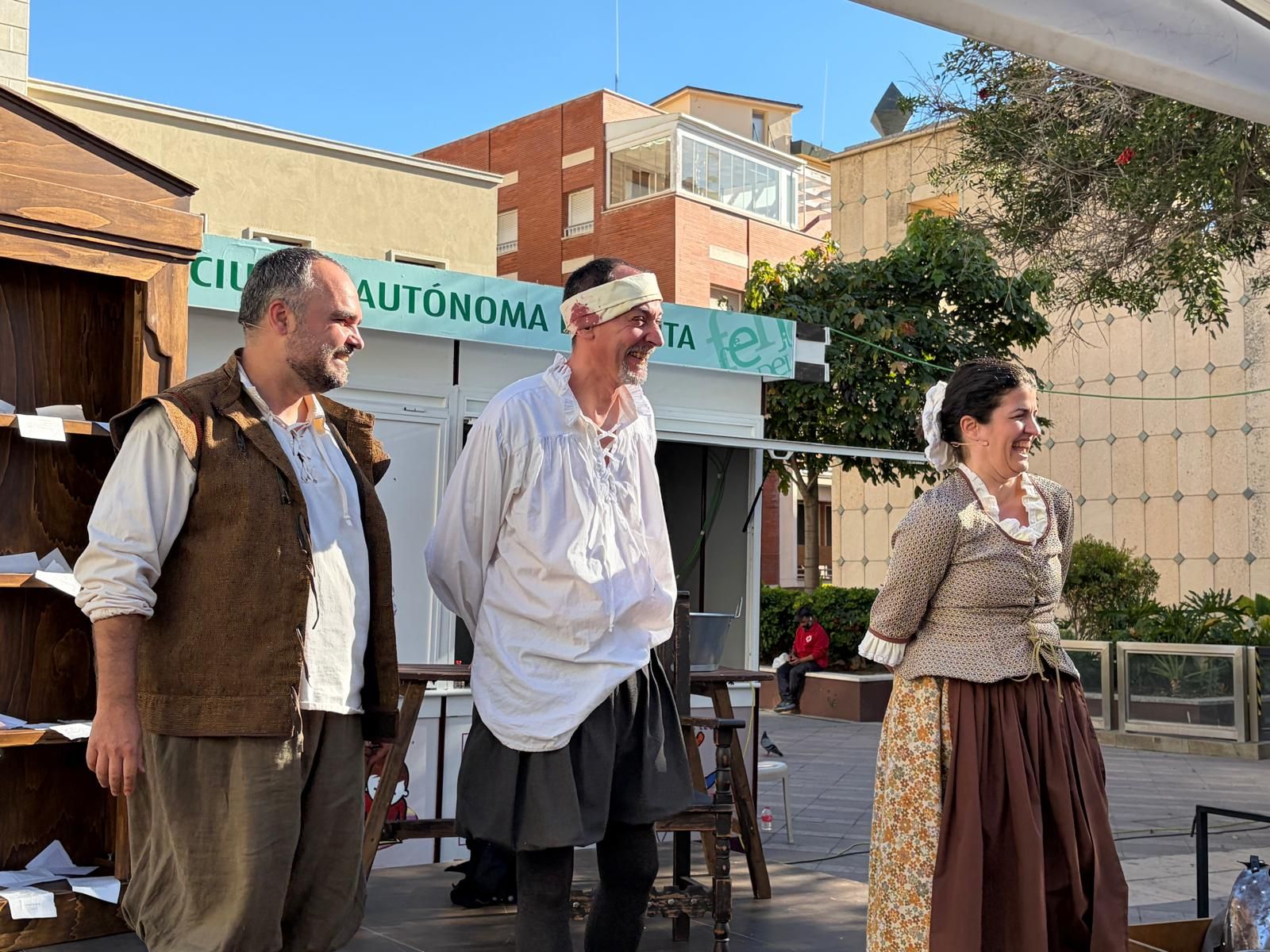 Niños y mayores aprenden y disfrutan de la penúltima jornada de Feria del Libro